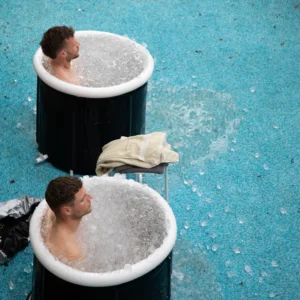 2 mannen nemen een ijsbad bij F3 Fysio Walenburgerweg in Rotterdam