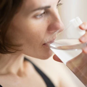 Te veel water drinken, bij het eten, warm: wat is gezond?