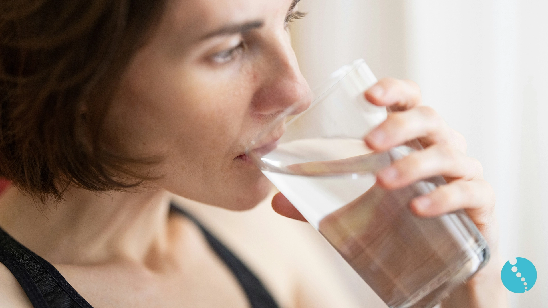 Te veel water drinken, bij het eten, warm: wat is gezond?