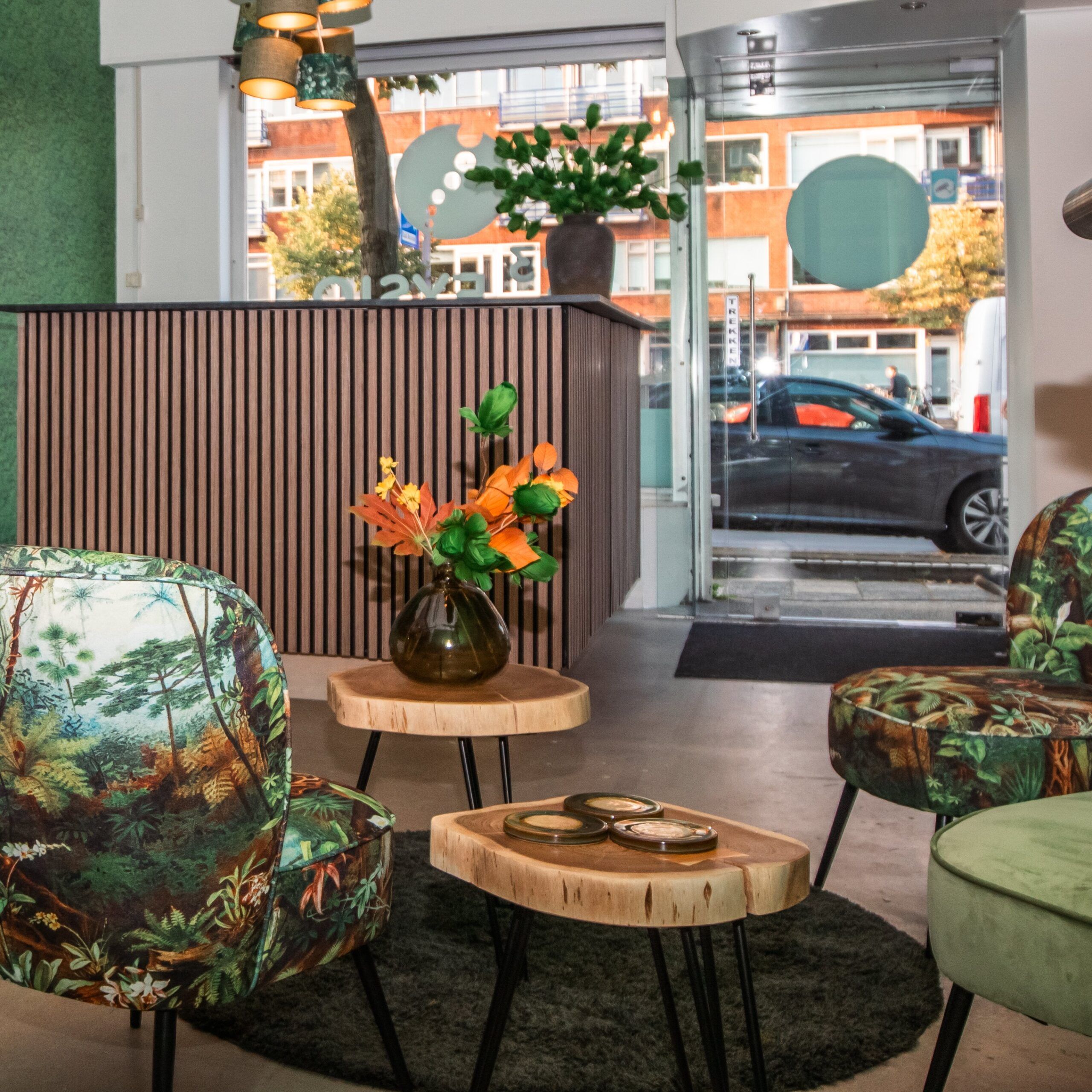 Entree en wachtruimte van F3 Fysio Schieweg in Rotterdam met modern interieur en warme sfeer.