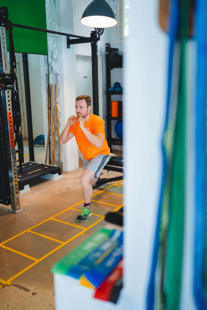 Client in F3 Fysio oefenruimte doet een oefening voor kniekracht om voorste kruisband blessure aan te pakken
