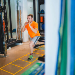 Client in F3 Fysio oefenruimte doet een oefening voor kniekracht om voorste kruisband blessure aan te pakken