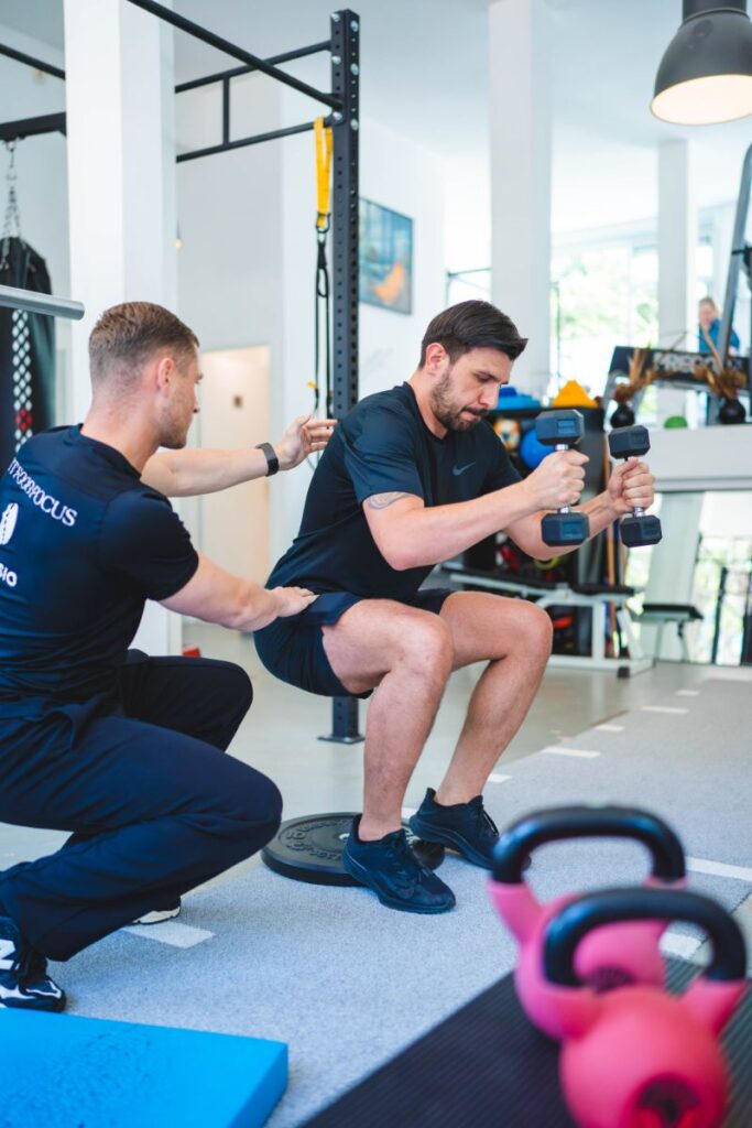 VKB-functionele training met squat- en halteroefeningen in de moderne fysiotherapie praktijk van F3 Fysio, gericht op kracht en uithoudingsvermogen.