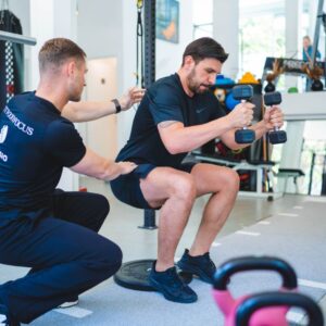 VKB-functionele training met squat- en halteroefeningen in de moderne fysiotherapie praktijk van F3 Fysio, gericht op kracht en uithoudingsvermogen.