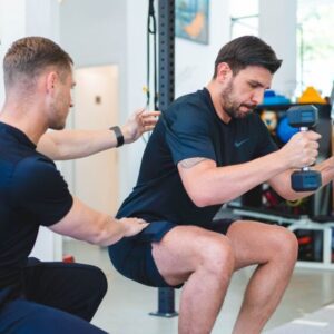 VKB-functionele training met squat- en halteroefeningen in de moderne fysiotherapie praktijk van F3 Fysio, gericht op kracht en uithoudingsvermogen.
