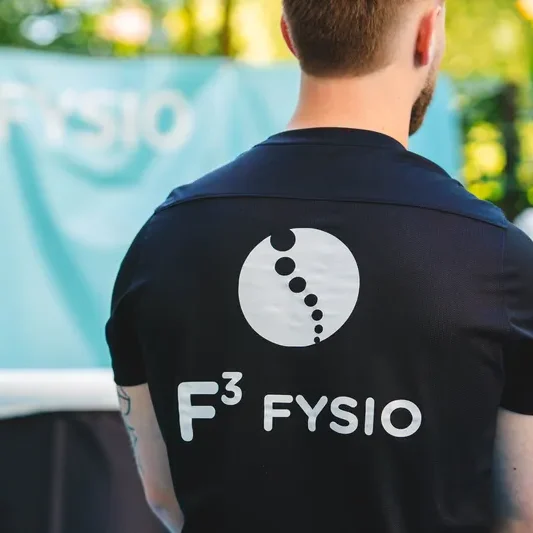 F3 fysiotherapeut staat bij het ijsbad op de walenburgerweg te Rotterdam