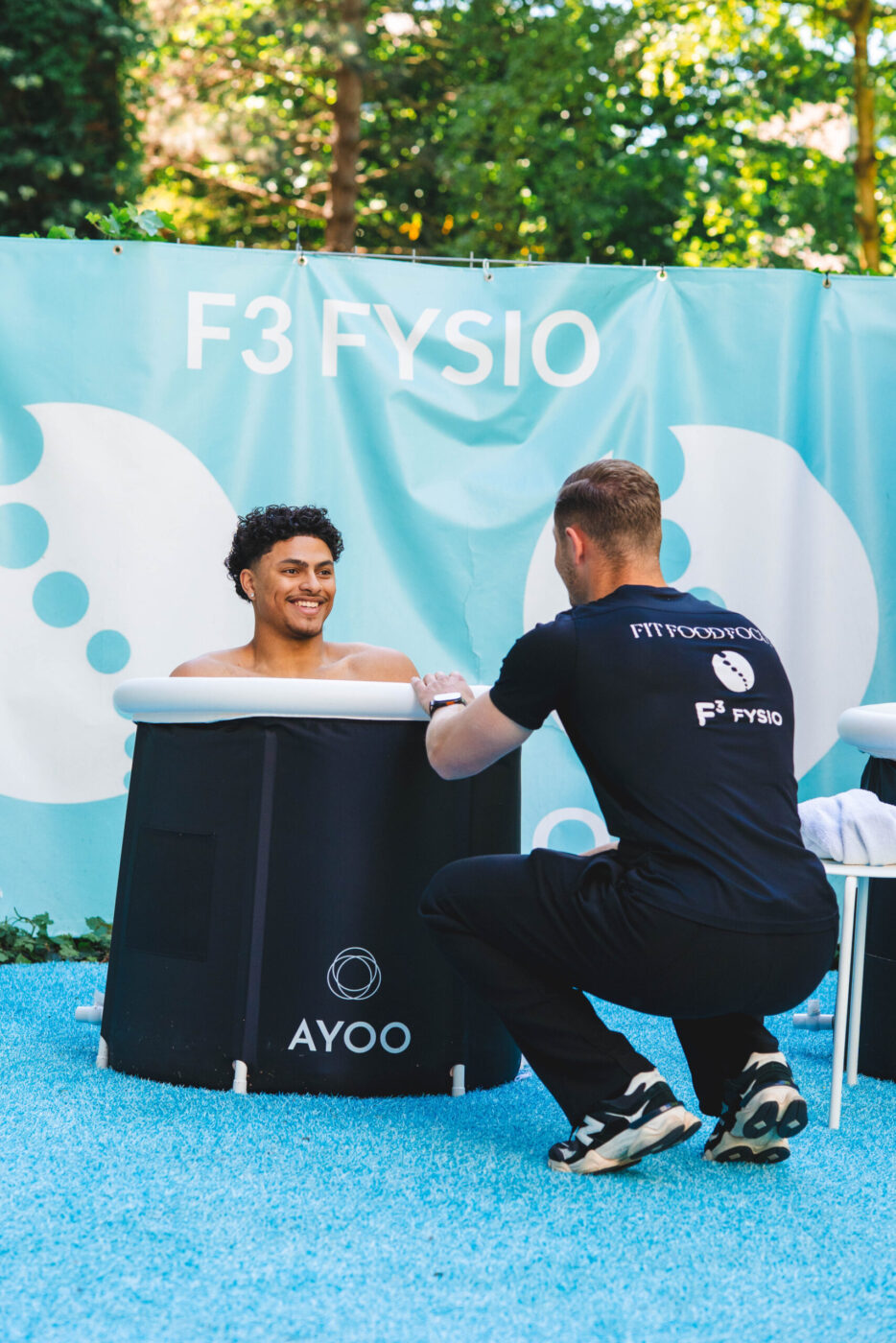 Man zit in een ijsbad en wordt begeleid door een ijsbad-expert van F3 Fysio