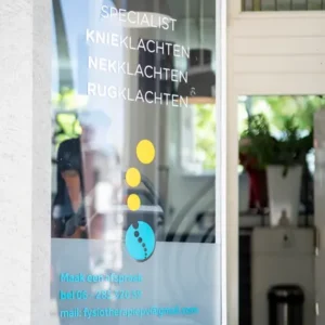 Buitenaanzicht raam F3 fysio vestiging op de walenburgerweg met de tekst specialist in knieklachten, nekkklachten en rugklachten