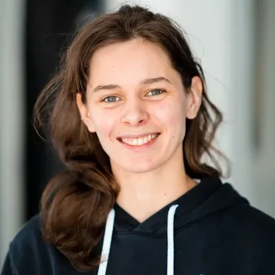 F3 fysiotherapeut Roby staat lachend voor de camera