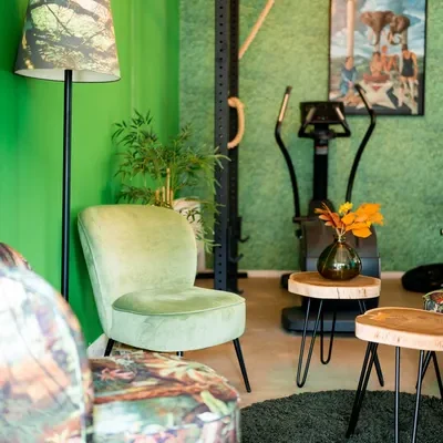 Gezellige zithoek in botanische stijl bij de F3 fysio vestiging op de schieweg te Rotterdam