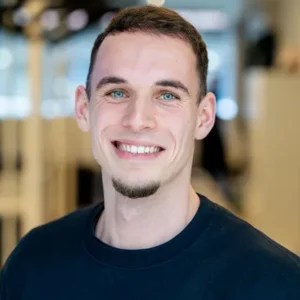 F3 fysiotherapeut Jarno staat lachend voor de camera