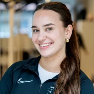 F3 fysiotherapeut rebecca lacht voor de camera