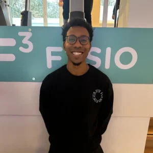 F3 fysiotherapeut Akeem staat lachend voor de camera