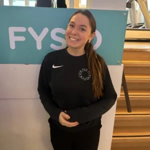 F3 fysiotherapeut Eline staat lachend voor de camera