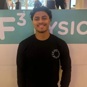 F3 fysiotherapeut Fabian staat lachend voor de camera