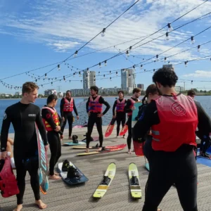 Medewerkers van F3 Fysio tijdens een sportief teamuitje aan het water.