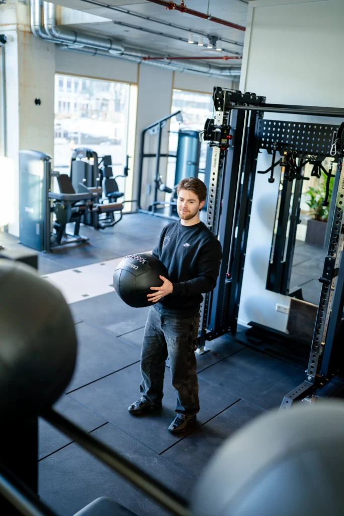 Krachttraining met een medicinebal in de oefenruimte van F3 GYM Hertekade Rotterdam